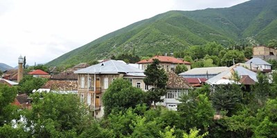 Tarihi ve doğal güzelliklerin buluştuğu kent Şeki