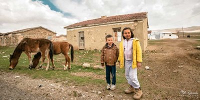 Orada Bir Köy Var Uzakta