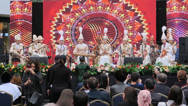 kazakistanda-geleneksel-halk-muzik-grubu-araliksiz-75-ezgi-caldi