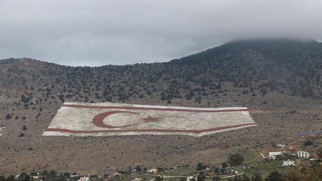 besparmak-daglarindaki-dev-kktc-bayragini-boyama-calismalari-suruyor