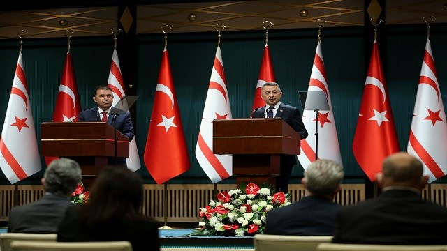 cumhurbaskani-yardimcisi-oktay-kktc-basbakani-saner-ile-ortak-basin-toplantisi