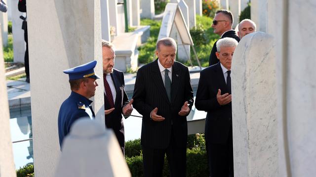 cumhurbaskani-erdogan-aliya-izetbegovicin-mezarini-ziyaret-etti