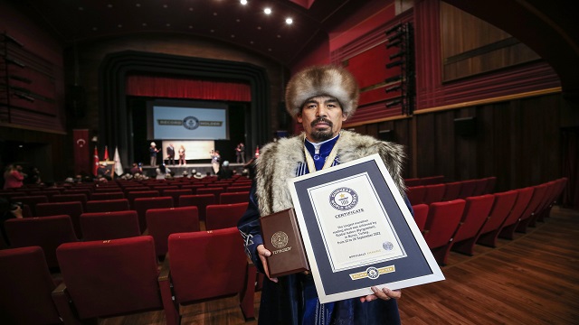 kirgiz-manasci-isakov-124-saat-manas-okuyarak-guinness-rekorlar-kitabina-girdi