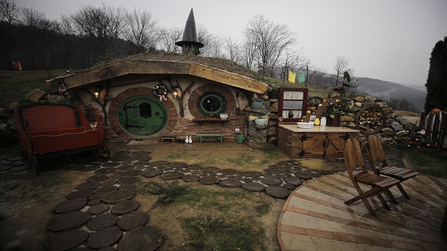 bosnali-kiz-kardesler-her-biri-farkli-dekore-edilen-hobbit-evleri-insa-ediyor