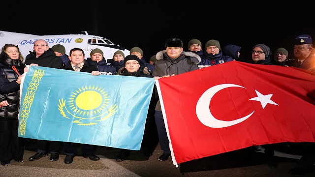 kazak-arama-kurtarma-ekibi-ulkesinde-kazak-ve-turk-bayraklariyla-karsilandi