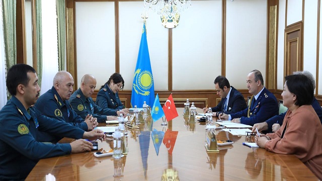 kazakistan-savunma-bakani-ile-buyukelci-kapucu-askeri-isbirligi-perspektiflerini