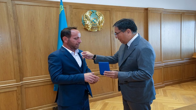 kazakistanda-yanginda-hayat-kurtaran-2-turk-devlet-madalyalarini-teslim-aldi