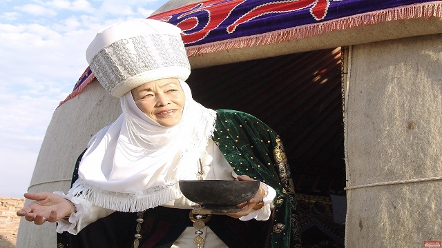 kirgiz-kadinlarinin-geleneksel-basligi-elecek-unesconun-kulturel-miras-liste