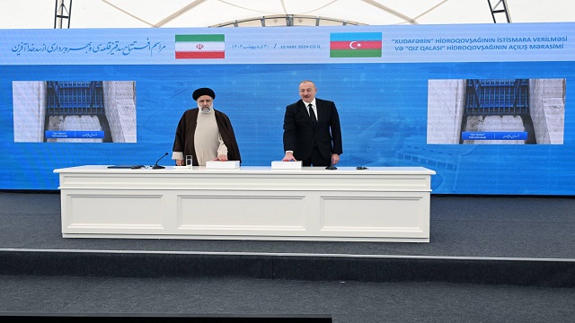 aliyev-ve-reisi-azerbaycan-iran-sinirinda-kiz-kalesi-ve-hudaferin-barajlarinin