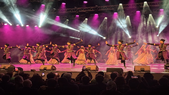 azerbaycan-devlet-halk-danslari-toplulugu-harbiyede-sanatseverlerle-bulustu
