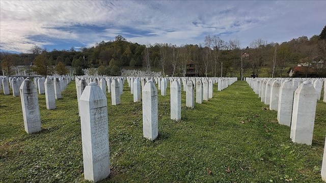 srebrenitsada-bu-yil-11-soykirim-kurbanina-ait-kemik-kalintilari-topraga-verile