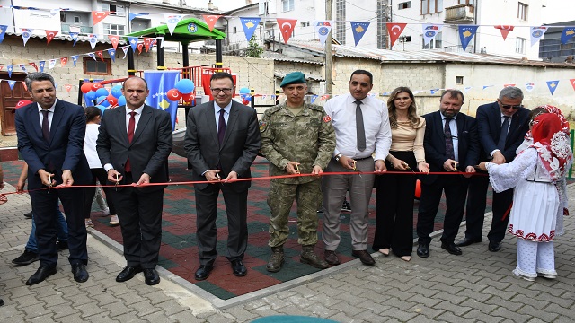 turk-askeri-kosovali-cocuklara-oyun-parki-kurdu