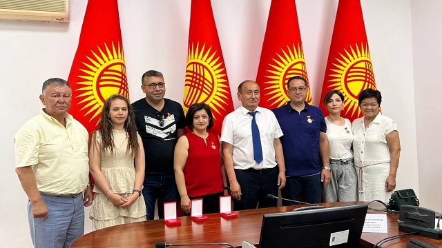 kirgizistanda-karaciger-nakli-ameliyatina-katilan-turk-doktorlar-odullendirildi