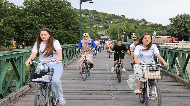arnavutluk-ta-bisikletini-al-gel-barisa-pedal-cevir-etkinligi-duzenlendi