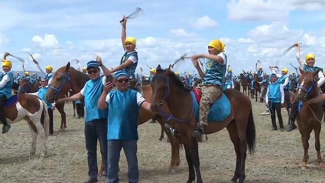 kazakistan-da-500-cocuk-asamaya-oturma-adi-verilen-kazak-gelenegini-sergiledi