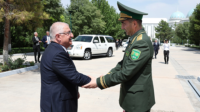 milli-savunma-bakani-guler-turkmenistanda