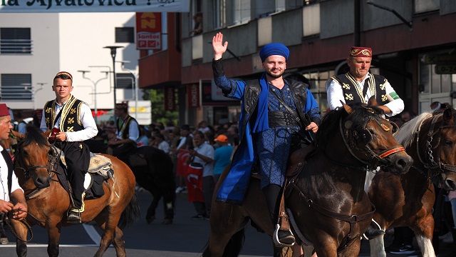 bosna-hersekteki-ayvaz-dede-senliklerinde-yer-alacak-atlilar-gecit-torenine-ka