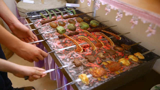 azerbaycanli-ressam-azizli-yaptigi-yemek-maketleriyle-muze-olusturdu
