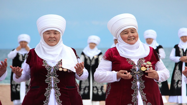 kirgiz-ve-kazak-nineler-turku-soylemek-icin-bulustu