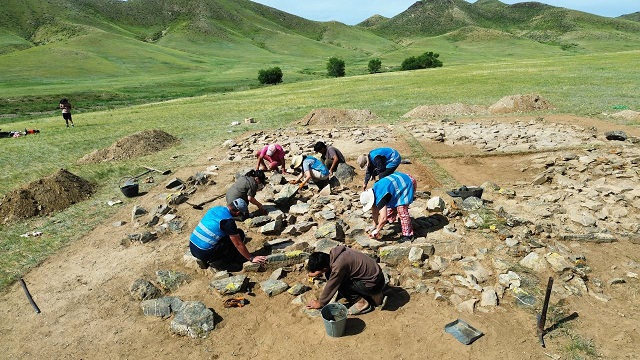 mogol-ve-turk-arkeologlar-tarafindan-mogolistanin-sovh-uul-daginda-mezar-kazisi