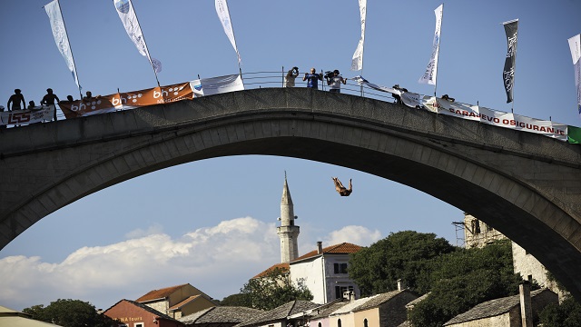 bosna-hersekte-458-geleneksel-mostar-koprusu-atlayislari-yapildi