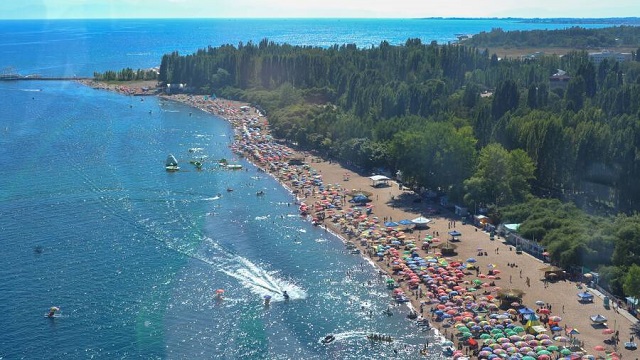 kirgizistanin-turizm-bolgesi-olan-isik-gol-turistlerin-akinina-ugruyor