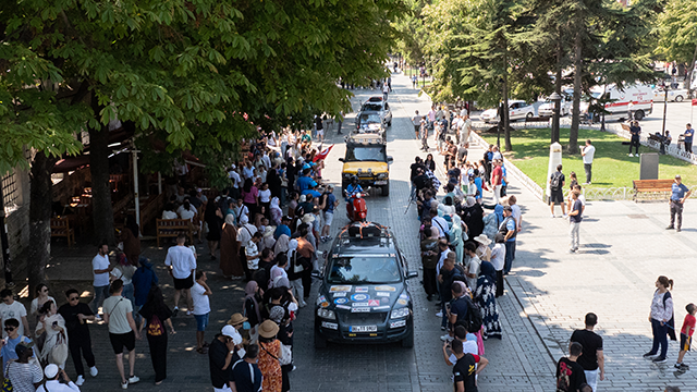 dogu-bati-dostluk-ve-ipek-yolu-rallisi-istanbulda-basladi