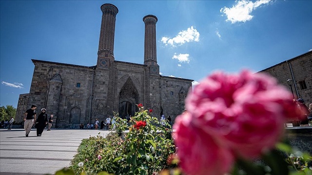 cifte-minareli-medrese-yapisi-ve-sergilenen-eserlerle-ziyaretcilerin-dikkatini-c