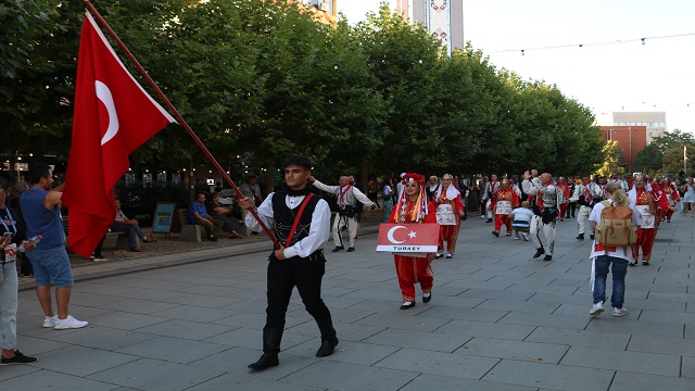 kosovada-uluslararasi-dans-festivali-kapsaminda-kortej-yuruyusu-yapildi