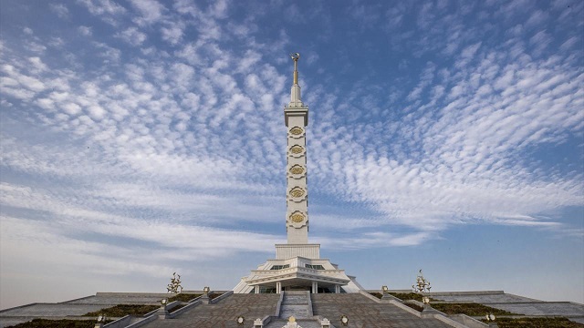 turkmenistanda-bagimsizligin-sembolu-anayasa-aniti