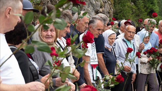 bosna-hersekteki-savasta-koricanske-kayaliklarinda-kursuna-dizilen-224-kurban-t