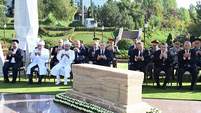 ozbekistanda-sovyet-rejiminin-siyasi-baski-kurbanlari-anildi