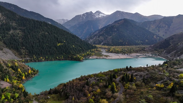 kazakistanin-populer-destinasyonu-esik-golu-yilin-her-ayinda-ziyaretcileri-ag