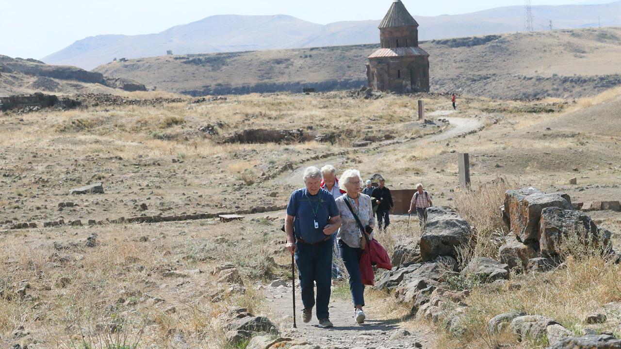 karstaki-ani-oren-yeri-yerli-ve-yabanci-turistlerin-gozdesi