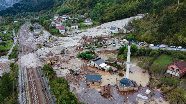 bosna-hersekte-can-kayiplarinin-oldugu-sel-felaketinin-ardindan-yaralar-sariliy