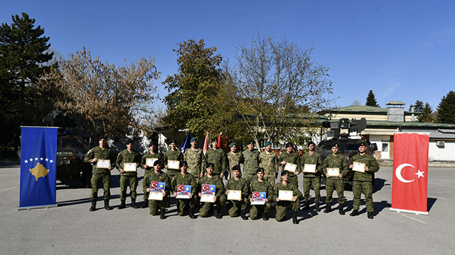 mehmetcikten-kosovali-askerlere-turk-zirhlisi-cobra-egitimi