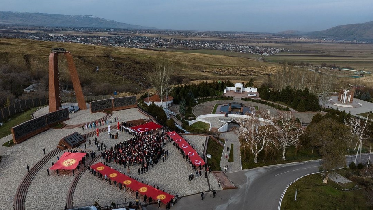 kirgizistan-turkiye-manas-universitesi-ogrencileri-ulke-bagimsizligi-ugruna-ca