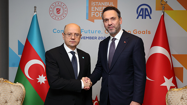 bakan-bayraktar-istanbul-energy-forumda-azerbaycan-enerji-bakani-sahbazov-ile