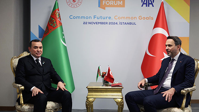 bakan-bayraktar-istanbul-energy-forumda-turkmenistan-devlet-bakani-babayev-ile