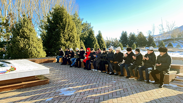 kirgiz-yazar-aytmatov-dogumunun-96nci-yilinda-anildi