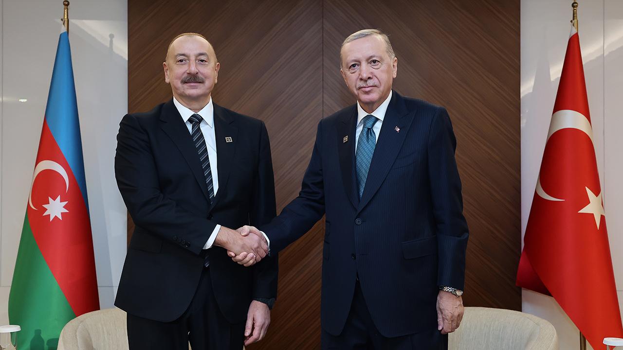 cumhurbaskani-erdogan-azerbaycan-cumhurbaskani-aliyev-ile-gorustu