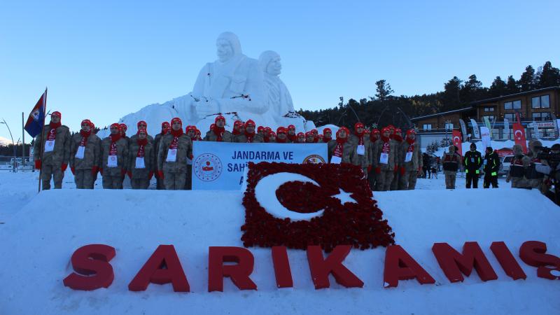 sarikamis-sehitleri-anisina-kardan-heykeller-sergisi