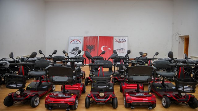 tikadan-arnavutluktaki-engellilere-tekerlekli-sandalye-ve-engelli-motoru-deste