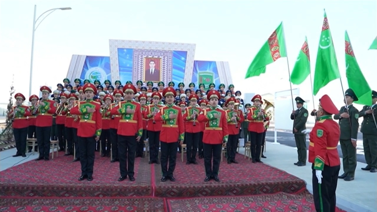 turkmenistan-da-anavatani-savunma-gunu-kutlandi