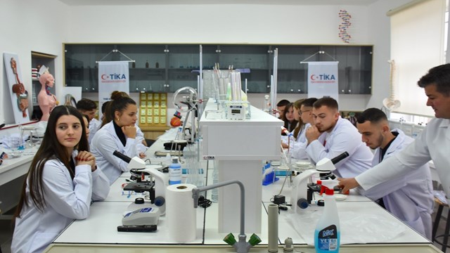 tikadan-arnavutlukta-egitime-laboratuvar-destegi