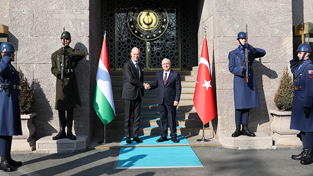 milli-savunma-bakani-guler-macaristanli-mevkidasi-ile-bir-araya-geldi