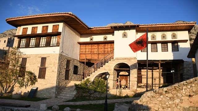 arnavutluktaki-akcahisar-etnografya-muzesi-balkanlarin-cazibe-merkezleri-arasi