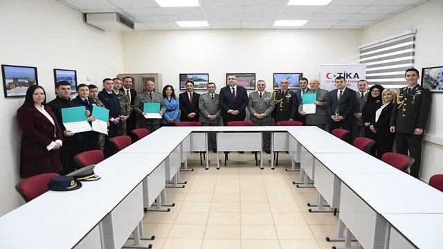 turkce-ogrenen-arnavutluk-silahli-kuvvetleri-mensuplarina-sertifikalari-verildi