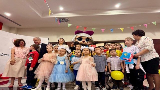 kazakistanda-23-nisan-ulusal-egemenlik-ve-cocuk-bayrami-yetim-cocuklarla-berab