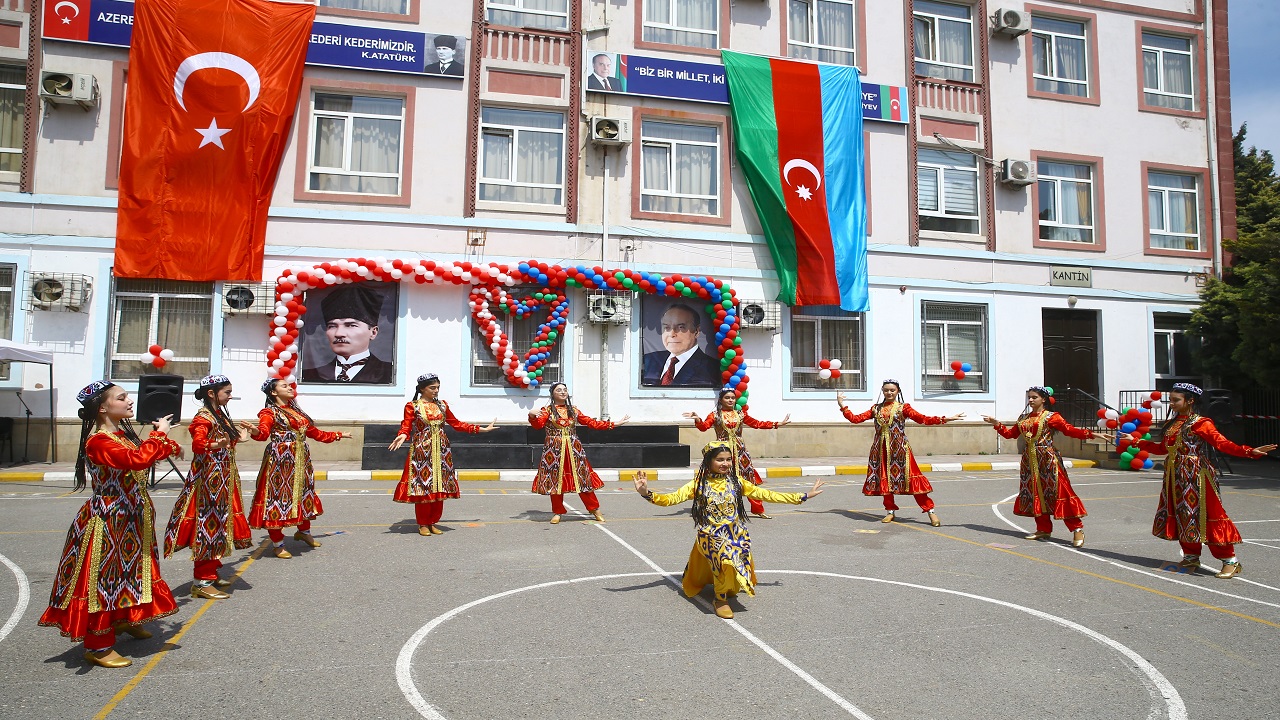 azerbaycanda-23-nisan-ulusal-egemenlik-ve-cocuk-bayrami-kutlandi